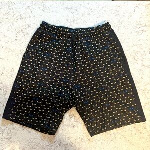 Bermudas
Short pants in black cotton with bug-eye